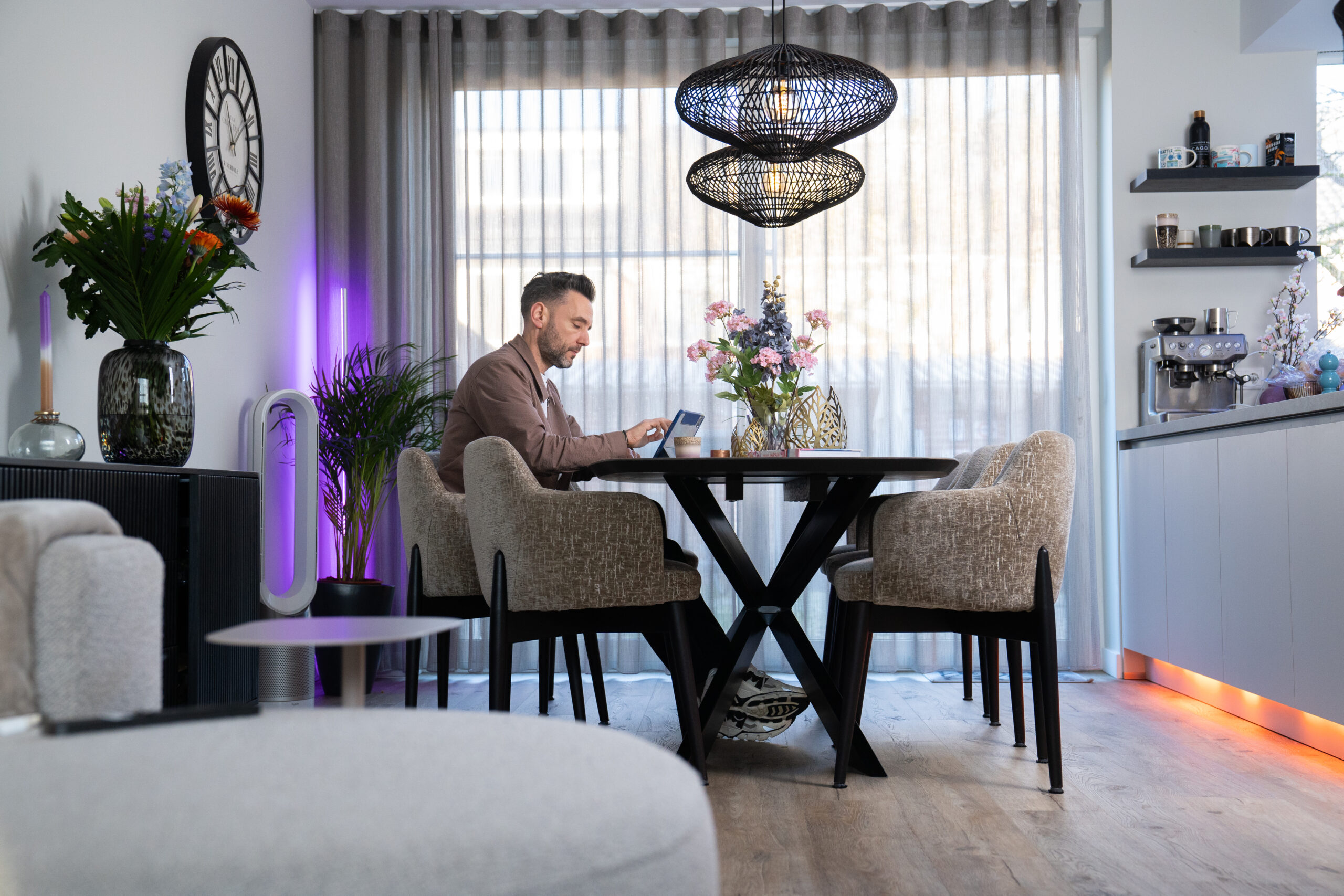 Borrenbergs interieuradvies voor moderne woonruimte met ronde tafel en sfeerverlichting