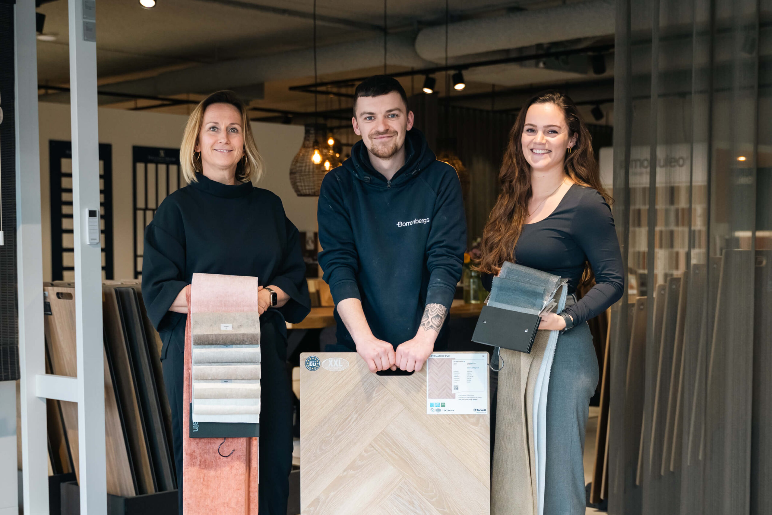 Team van Borrenbergs toont vloerstalen en raambekleding als onderdeel van interieuradvies en projectinrichting