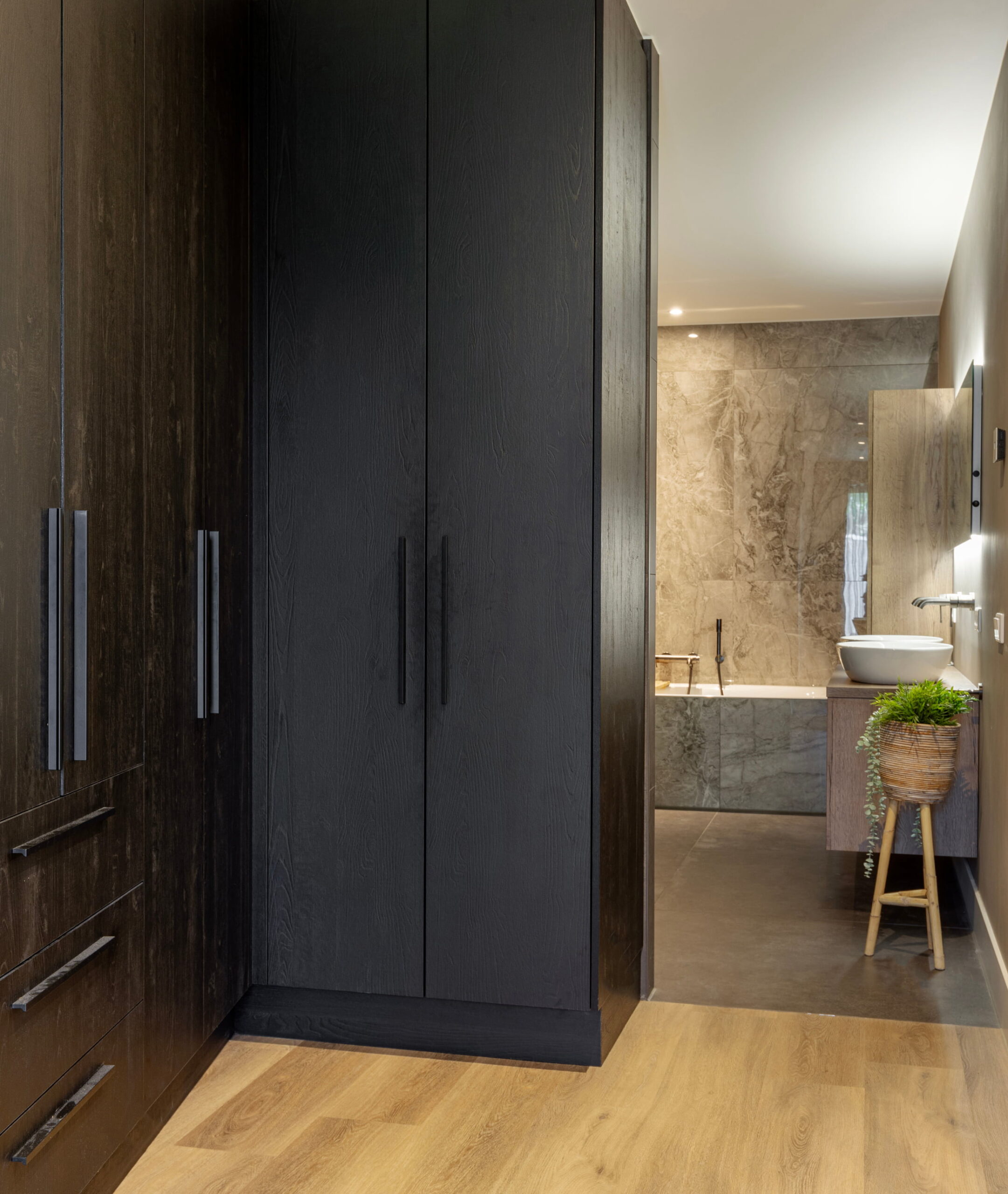 Garderobekast op maat grenzend aan badkamer