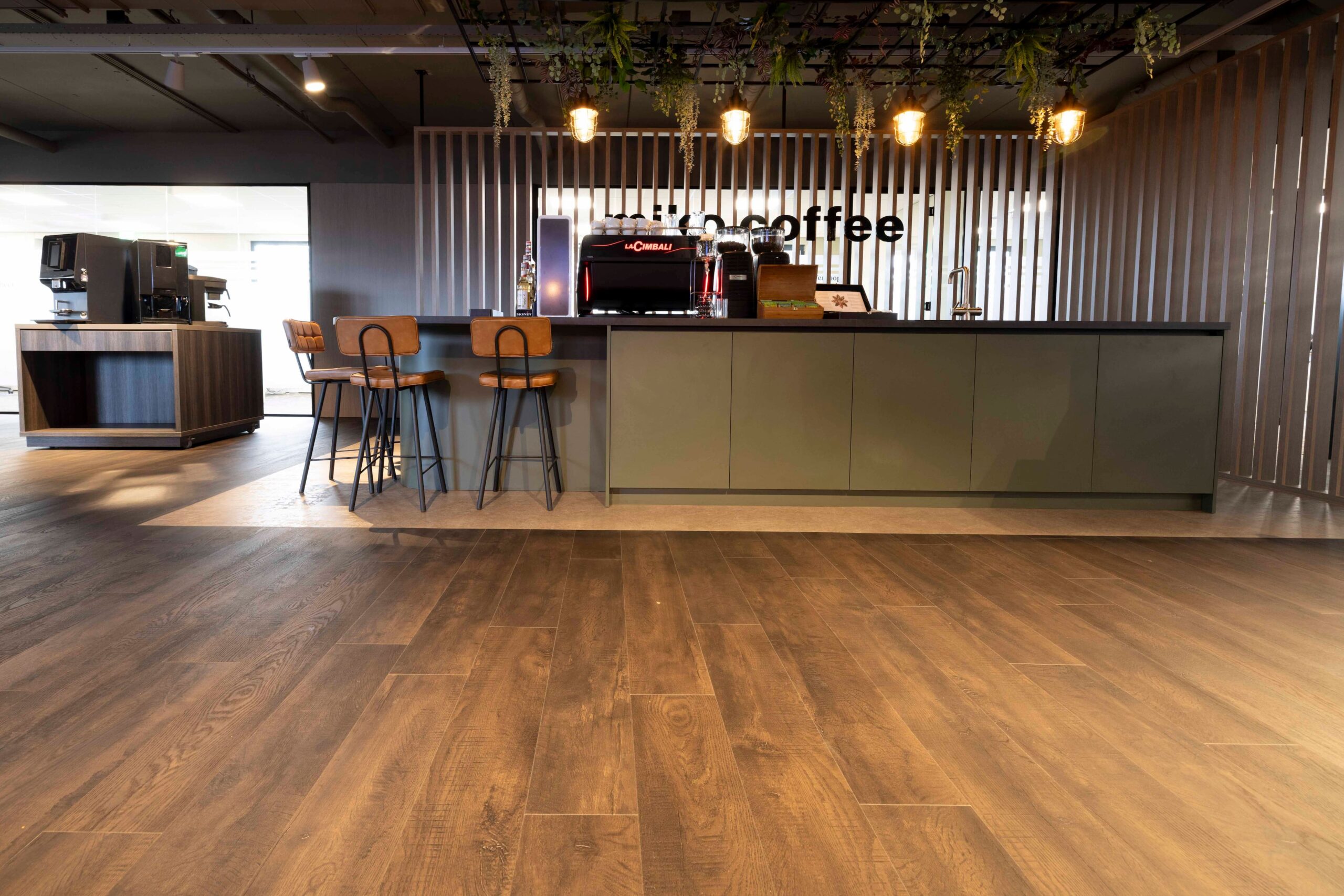 Een maatwerk bar voor Miko Coffee - Maatwerk interieur